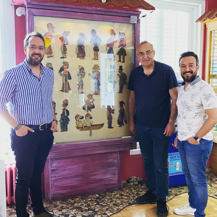 Karagöz tasvirleri önünde bir buluşma